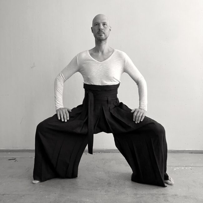1000LBS hakama002 bas b